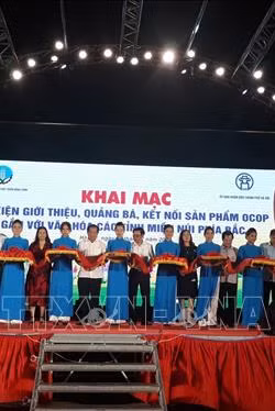 Cắt băng khai mạc sự kiện giới thiệu, quảng bá sản phẩm OCOP gắn với văn hóa các tỉnh miền núi phía Bắc. Ảnh: Phương Anh - TTXVN