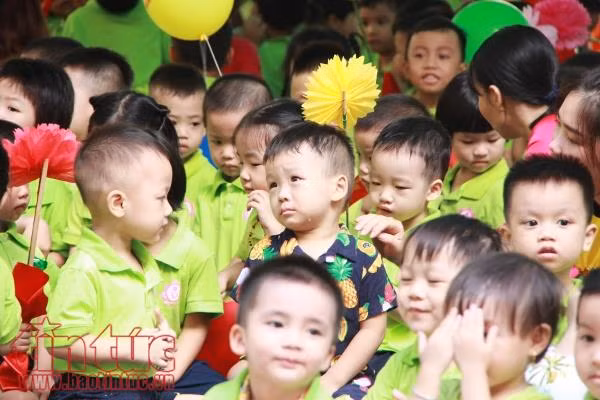 Bé mầm non lã chã nước mắt ngày đầu tiên khai giảng ảnh 4