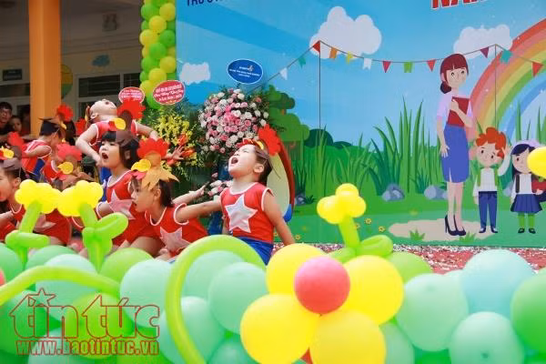 Bé mầm non lã chã nước mắt ngày đầu tiên khai giảng ảnh 13