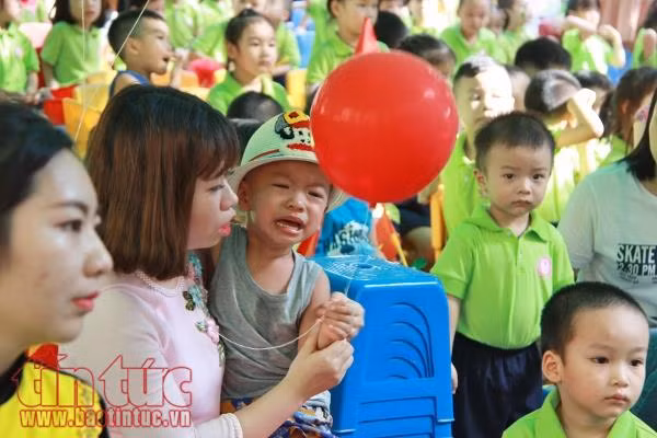 Bé mầm non lã chã nước mắt ngày đầu tiên khai giảng ảnh 11