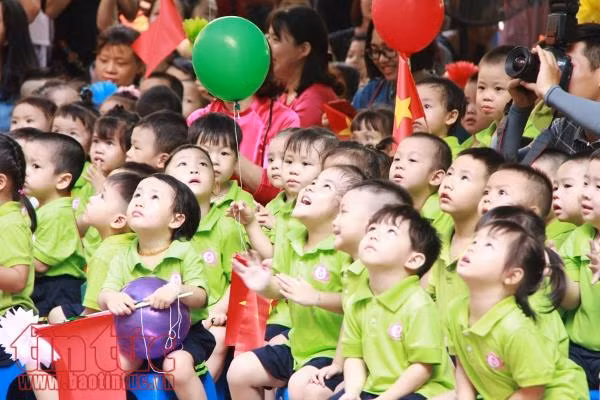 Bé mầm non lã chã nước mắt ngày đầu tiên khai giảng ảnh 3