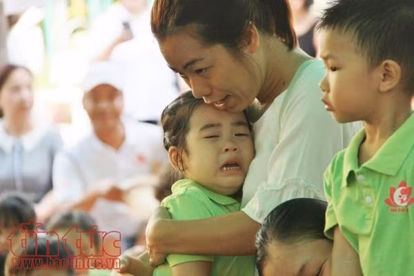 Bé mầm non lã chã nước mắt ngày đầu tiên khai giảng ảnh 9