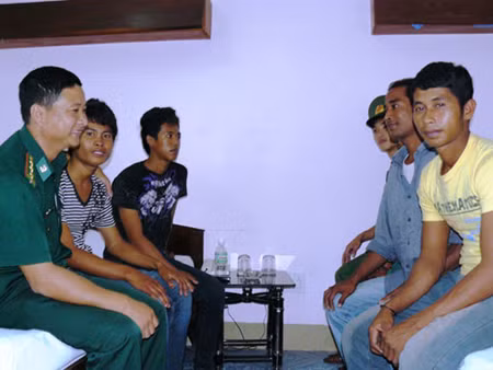Cứu 5 ngư dân Philippines bị nạn trên biển ảnh 1