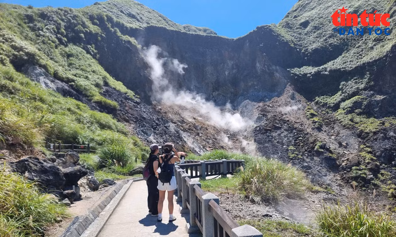 Những điểm phun khí nóng mang dấu tích núi lửa hút khách trải nghiệm