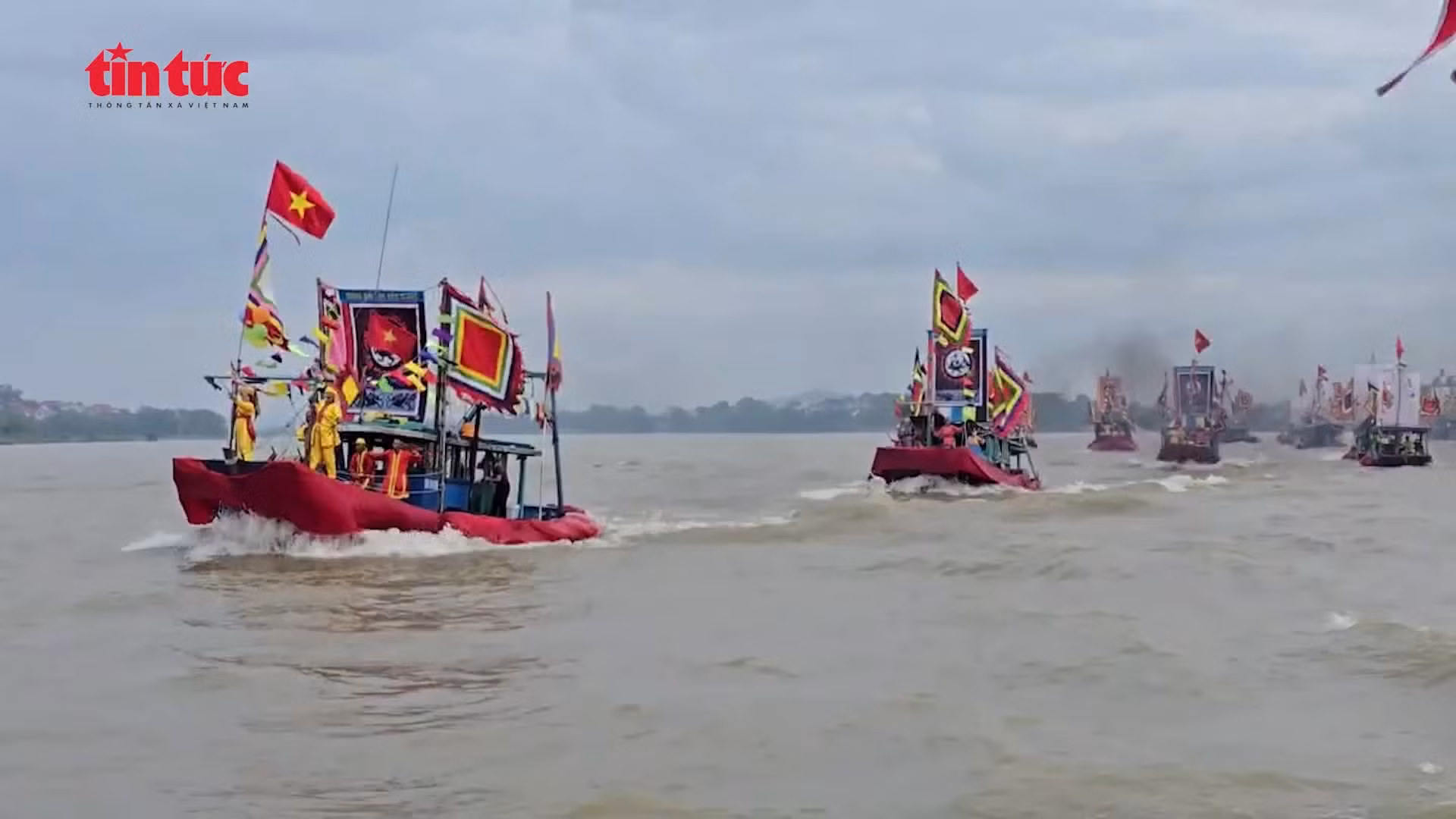 Hoành tráng nghi lễ Hội quân trên sông Lục Đầu tại Lễ hội Kiếp Bạc 2025