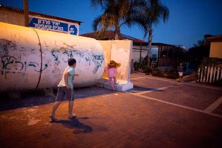 Trẻ em Gaza giữa hai làn đạn ảnh 4
