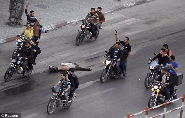 Chiến binh Palestine kéo lê xác “gián điệp” Israel trên phố ảnh 1
