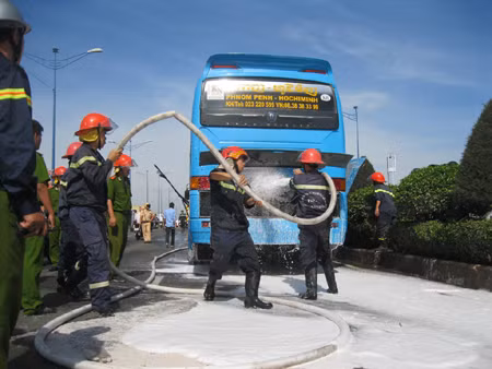 Xe chở 30 khách bất ngờ bốc cháy ảnh 2