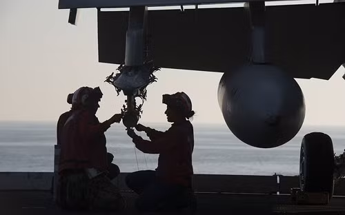 Cuộc sống trên tàu sân bay Mỹ đang áp sát Iran ảnh 12