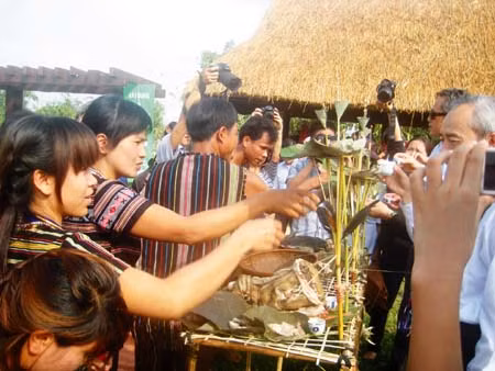 Lễ mừng nhà mới của đồng bào H’rê ảnh 7