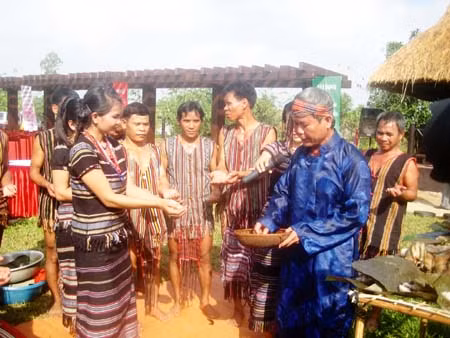 Lễ mừng nhà mới của đồng bào H’rê ảnh 8