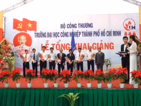 Bảo hiểm AAA trao học bổng vượt khó cho sinh viên ĐH Công nghiệp TP.HCM ảnh 2