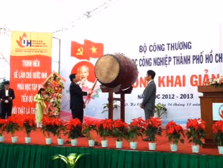 Bảo hiểm AAA trao học bổng vượt khó cho sinh viên ĐH Công nghiệp TP.HCM ảnh 1