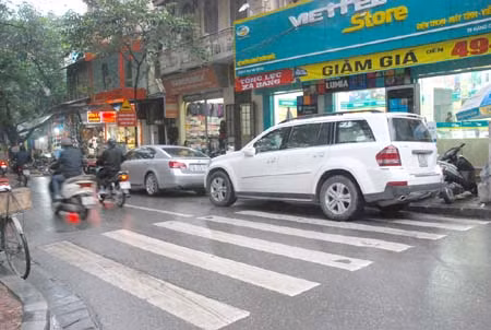 Hà Nội: Dân phố cổ bức xúc vì xe dừng đỗ lộn xộn ảnh 1