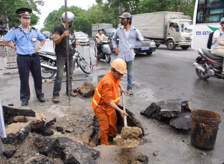 Xuất hiện hố sụt gần công viên Hoàng Văn Thụ ảnh 2