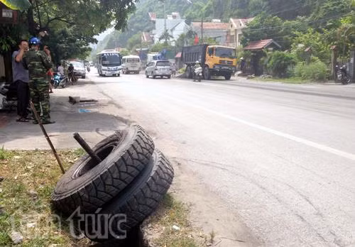 Xe chở than gãy trục, bánh văng trúng người đi đường ảnh 1
