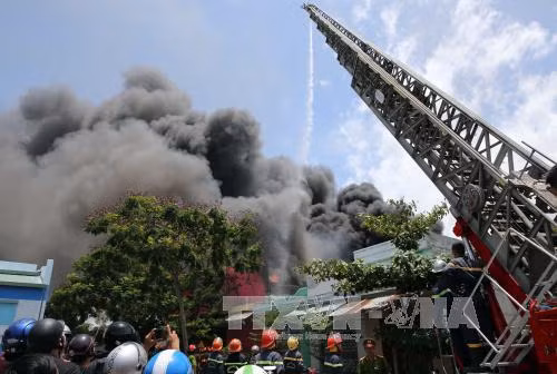 Cháy dữ dội công ty sơn tại Đà Nẵng ảnh 2