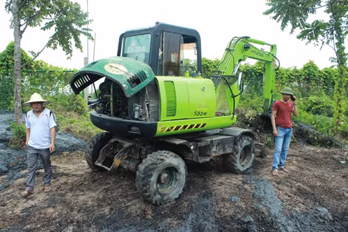 Chất thải độc hại trên Đại lộ Thăng Long ảnh 5