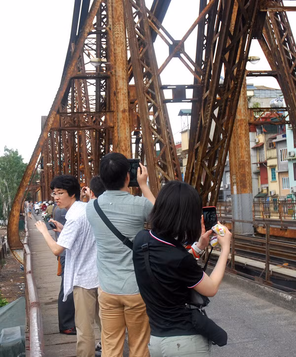Cầu Long Biên đang được thay áo mới ảnh 18