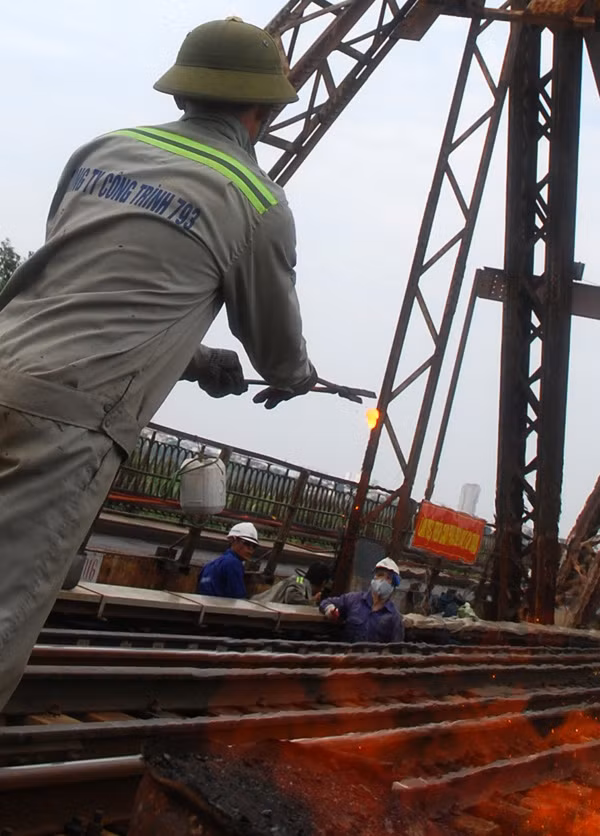 Cầu Long Biên đang được thay áo mới ảnh 12