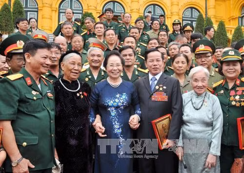 Phó Chủ tịch nước Nguyễn Thị Doan tiếp đại biểu Mẹ Việt Nam Anh hùng ảnh 1