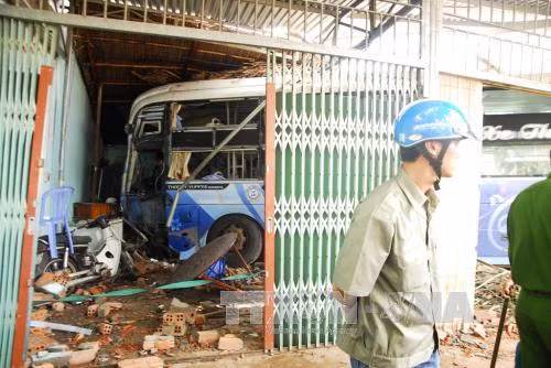 Bình Phước: Xe khách mất lái đâm sập ba ngôi nhà ảnh 1