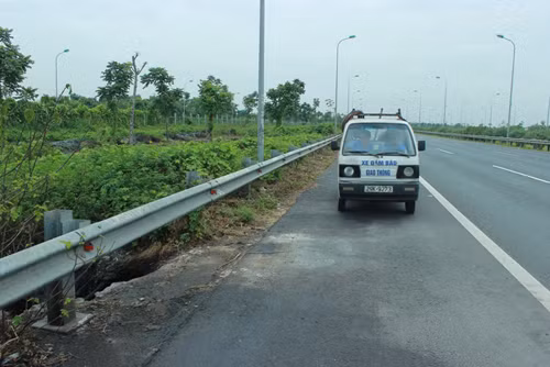 Chất thải độc hại trên Đại lộ Thăng Long ảnh 1