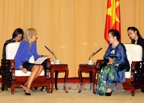 Phó Chủ tịch nước Nguyễn Thị Doan tiếp Phu nhân Phó Tổng thống Hoa Kỳ ảnh 1