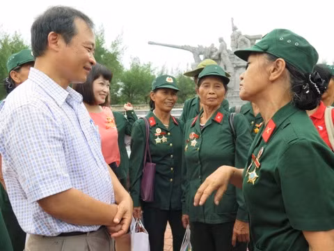 Tặng quà cho Đại đội nữ pháo binh Ngư Thủy ảnh 2