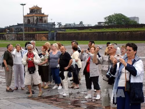 Miễn thị thực cho du khách Tây Âu: Băn khoăn những bất cập ảnh 1