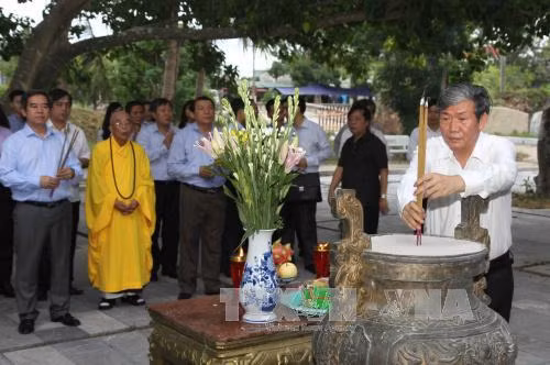 Dâng hương tri ân các anh hùng liệt sỹ ảnh 1