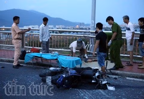 Ô tô tông xe máy, hất 2 người văng xuống cầu chết thảm ảnh 2