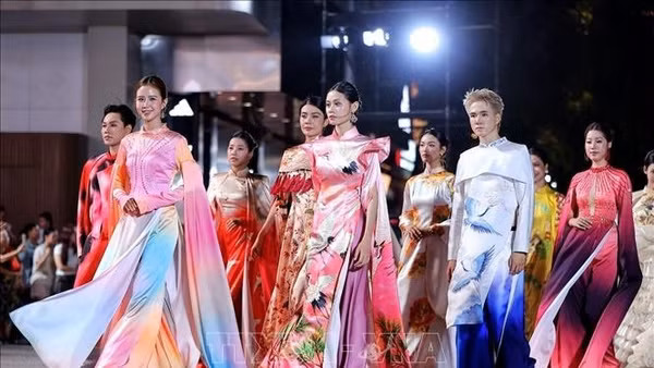 Rực rỡ lễ hội đường phố 'Sắc màu năm châu' bên hồ Hoàn Kiếm