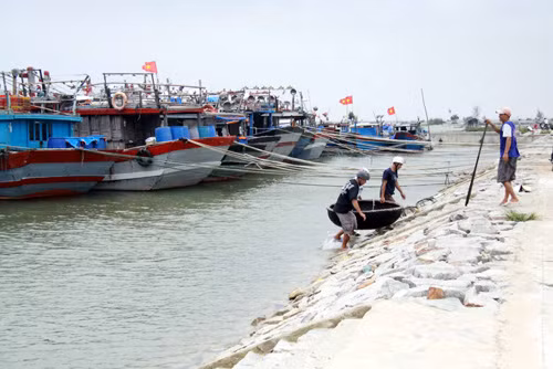 Miền Trung ứng phó với siêu bão ảnh 1
