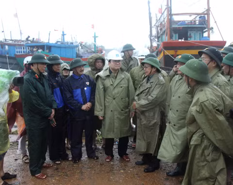 Phó Thủ tướng Hoàng Trung Hải kiểm tra công tác phòng chống bão số 10 ảnh 1