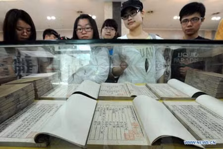 Bộ sưu tập sách cổ giá kỷ lục ảnh 1