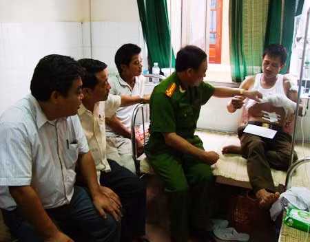  Bắt trộm, công an viên bị chém trọng thương ảnh 1