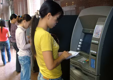 Ngân hàng “âm thầm” tăng thu phí ATM ảnh 1