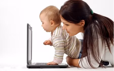 Các bà mẹ lướt Facebook nhiều hơn sau sinh ảnh 1