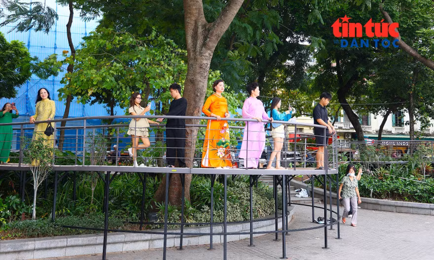 Người dân lần đầu trải nghiệm đi cầu cạn ven hồ Hoàn Kiếm