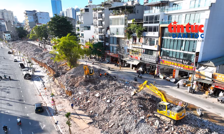 Cận cảnh mặt bằng xây bãi đỗ xe, trạm sạc trên đường Vành đai 1