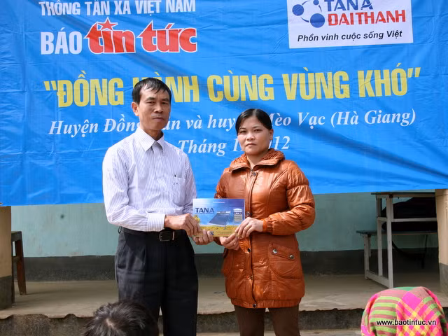 Những ánh mắt thơ ngây của trẻ em vùng cao Hà Giang ảnh 1