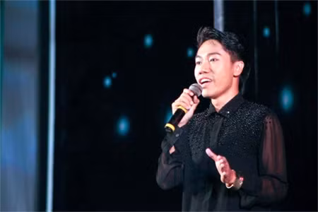 Cùng "Mang âm nhạc đến bệnh viện" với quán quân Sao Mai Điểm hẹn 2012 ảnh 1