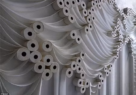 Tác phẩm nghệ thuật làm từ... giấy vệ sinh ảnh 5