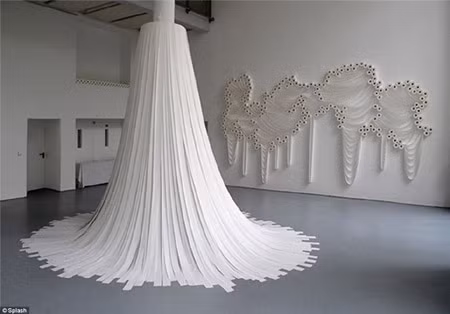 Tác phẩm nghệ thuật làm từ... giấy vệ sinh ảnh 3