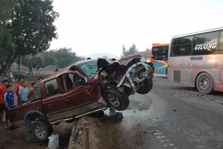 Hai xe đối đầu, bốn người nhập viện ảnh 1