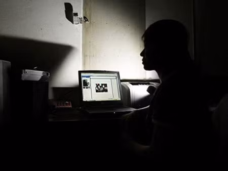 Nga cấm web khiêu dâm trẻ em, hướng dẫn tự tử ảnh 1