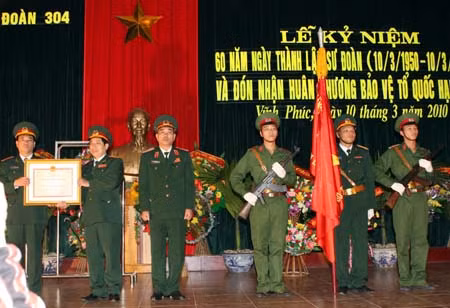 Sư đoàn 304 - lá cờ đầu trong phong trào thi đua quyết thắng ảnh 1