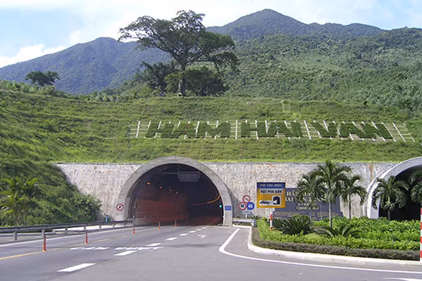 Hầm đường bộ Hải Vân đang khai thác an toàn ảnh 1