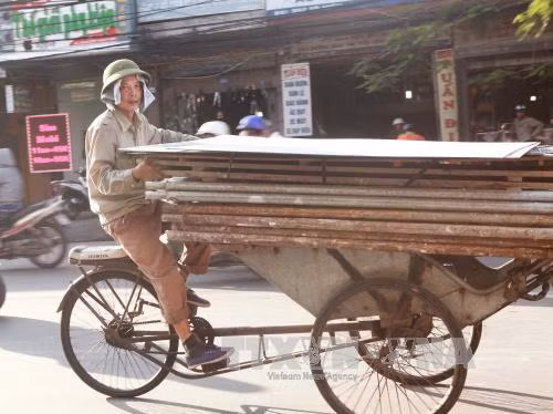 Người lao động nhọc nhằn dưới nắng đổ lửa ảnh 1